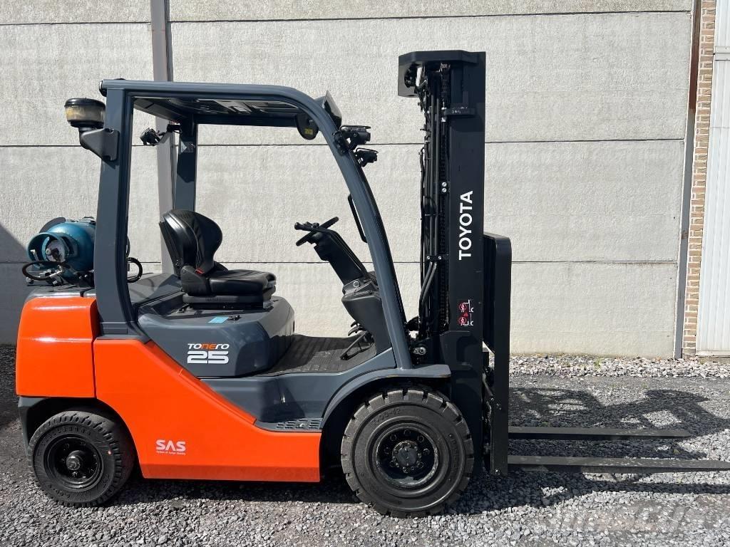 Toyota 02-8 FGF 25 Камиони с АГУ