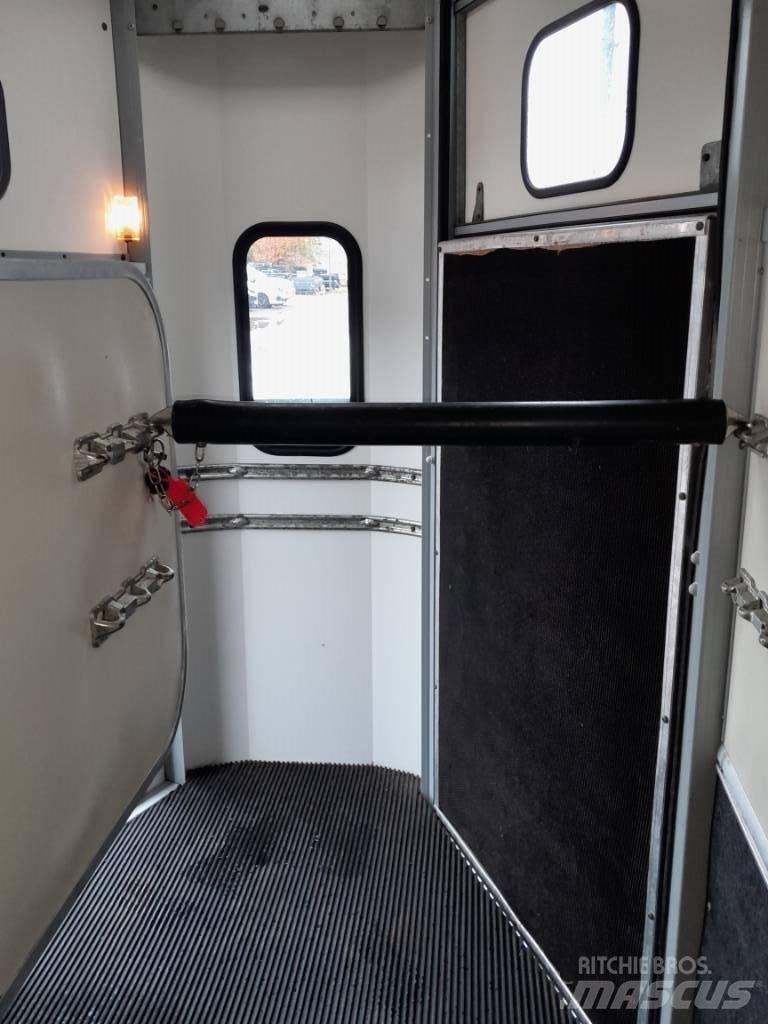 Ifor Williams HB 506 Ремаркета за превоз на животни