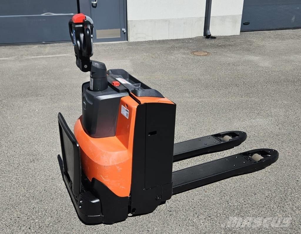Toyota LWE 200 (myyty) Транспалетни колички с платформи
