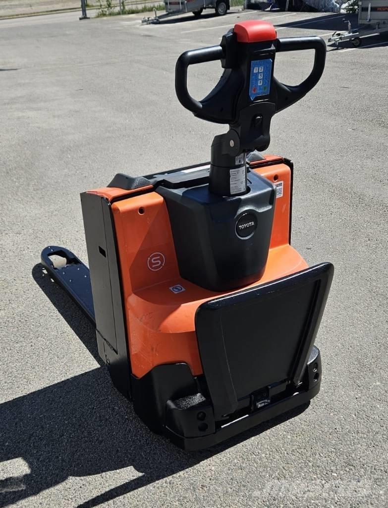 Toyota LWE 200 (myyty) Транспалетни колички с платформи