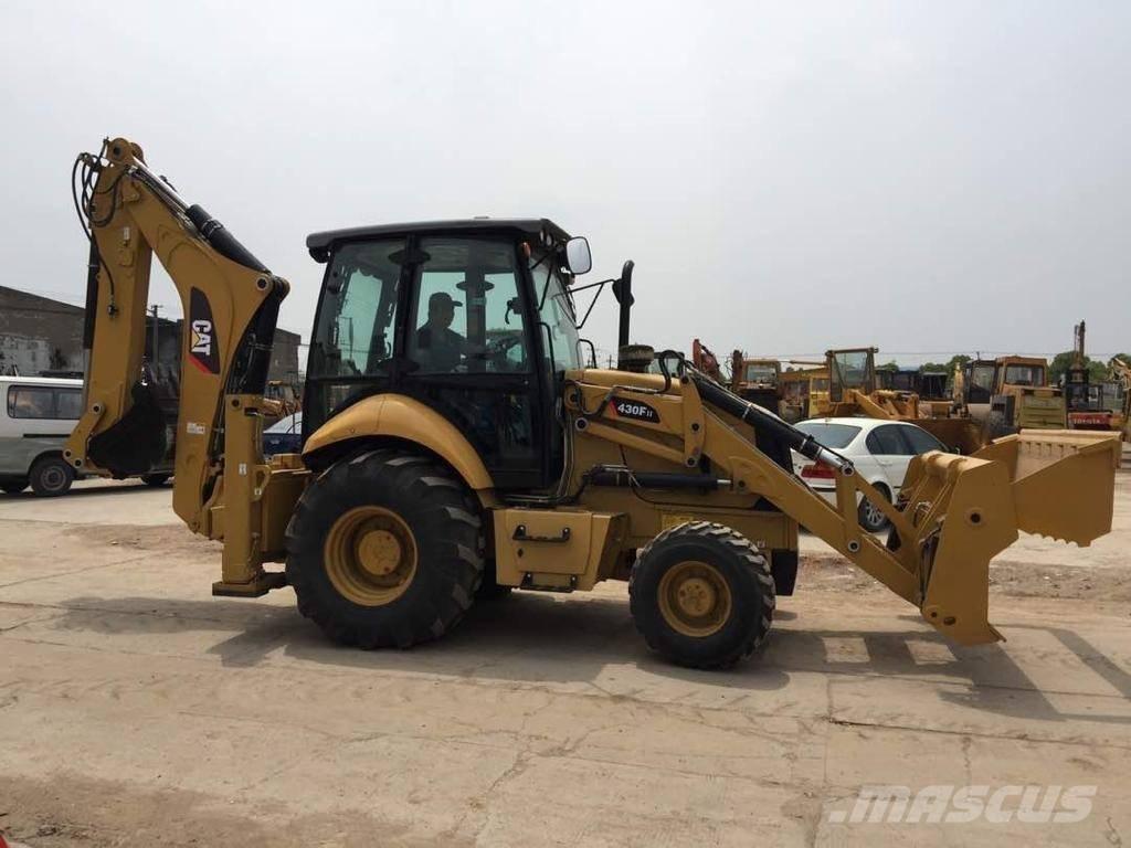 CAT 430F Товарач със заден ексватор