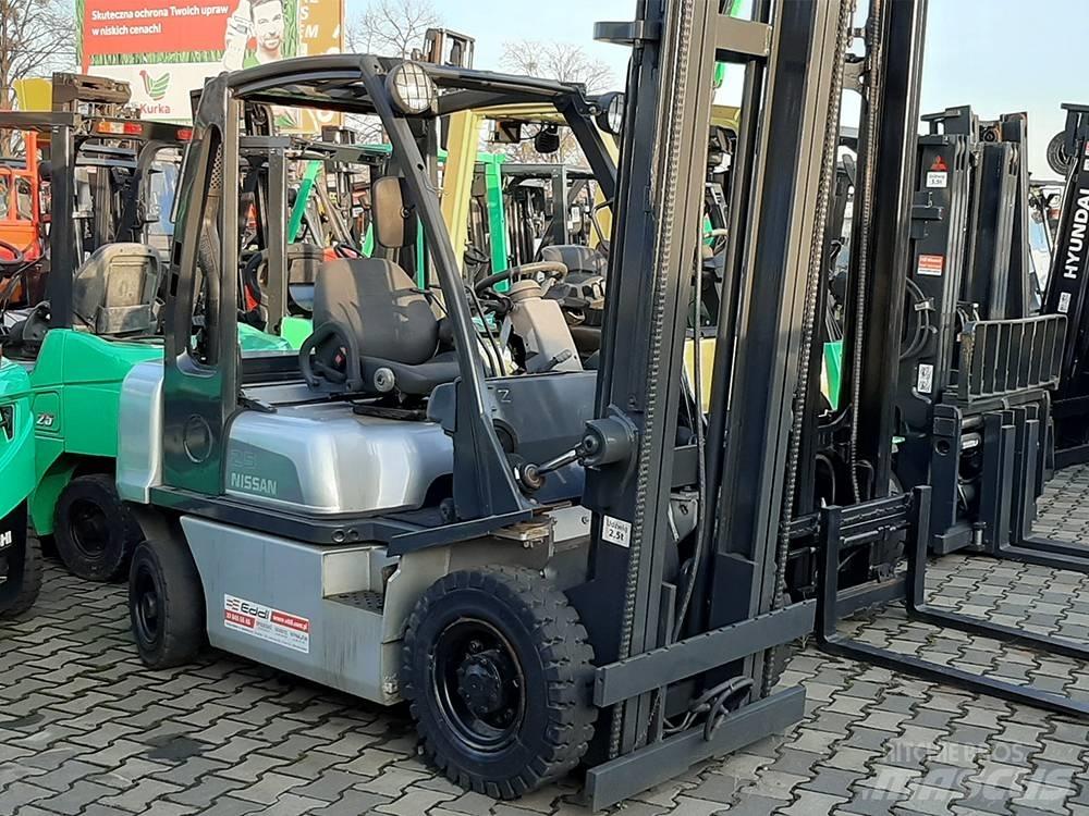Nissan Y1D2A25Q Дизелови камиони