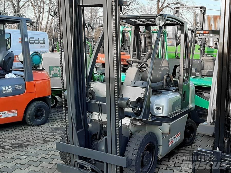 Nissan Y1D2A25Q Дизелови камиони