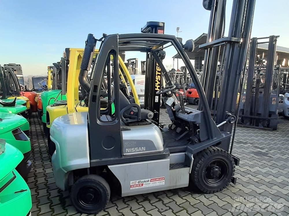 Nissan Y1D2A25Q Дизелови камиони