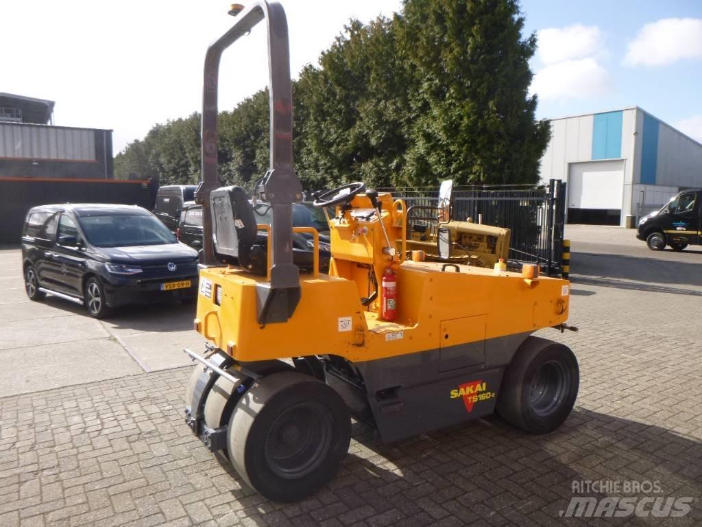 Sakai TS160-2 Пневматични гумени  ролки
