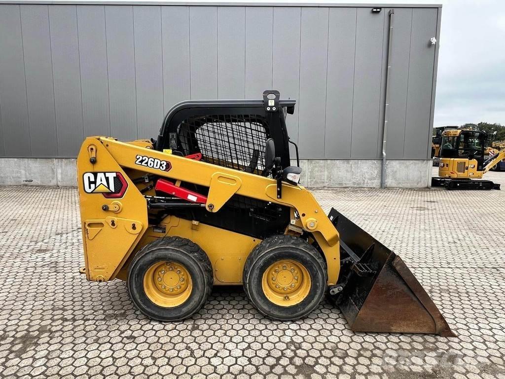 CAT 226D Мини товарачи

