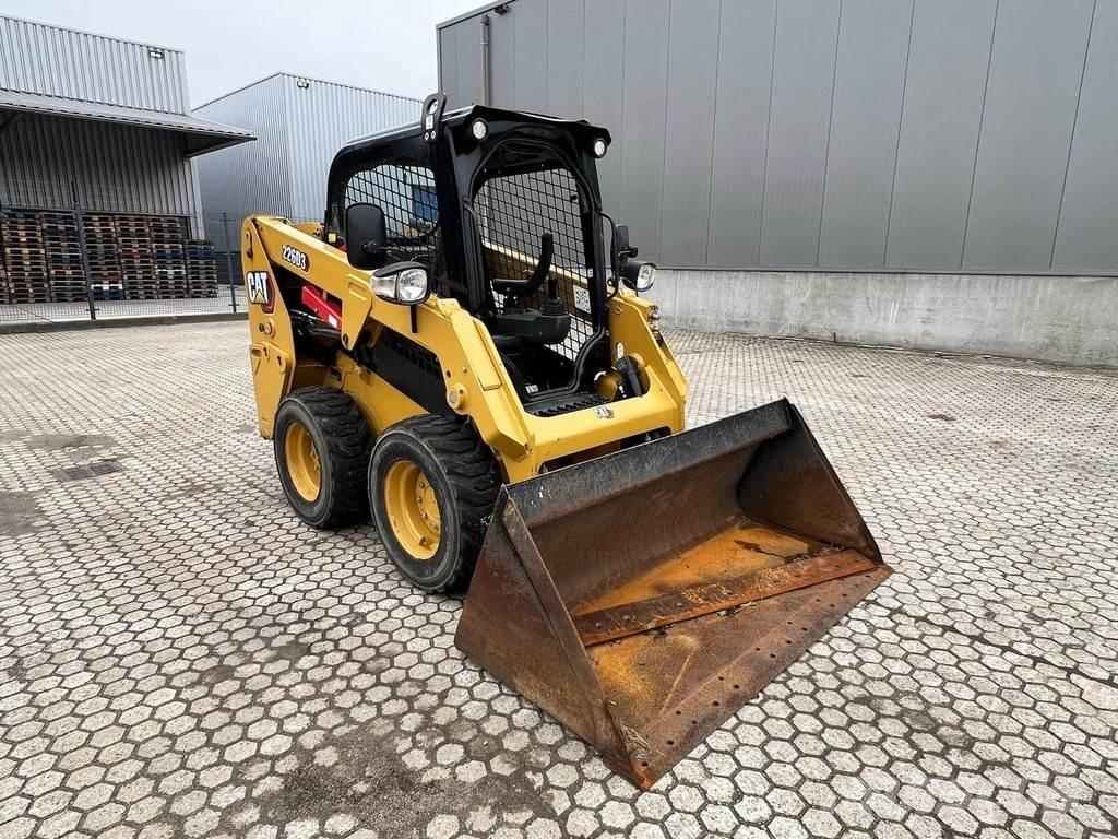 CAT 226D Мини товарачи
