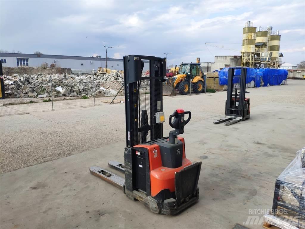 BT SWE120 Колички високоповдигачи с теглич