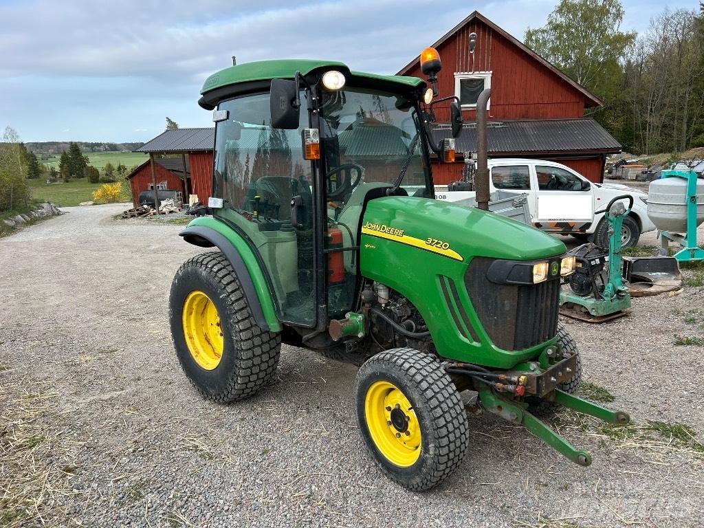 John Deere 3720 Трактори