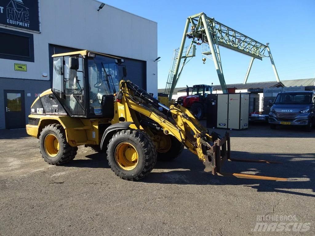 CAT 908 Колесни товарачи
