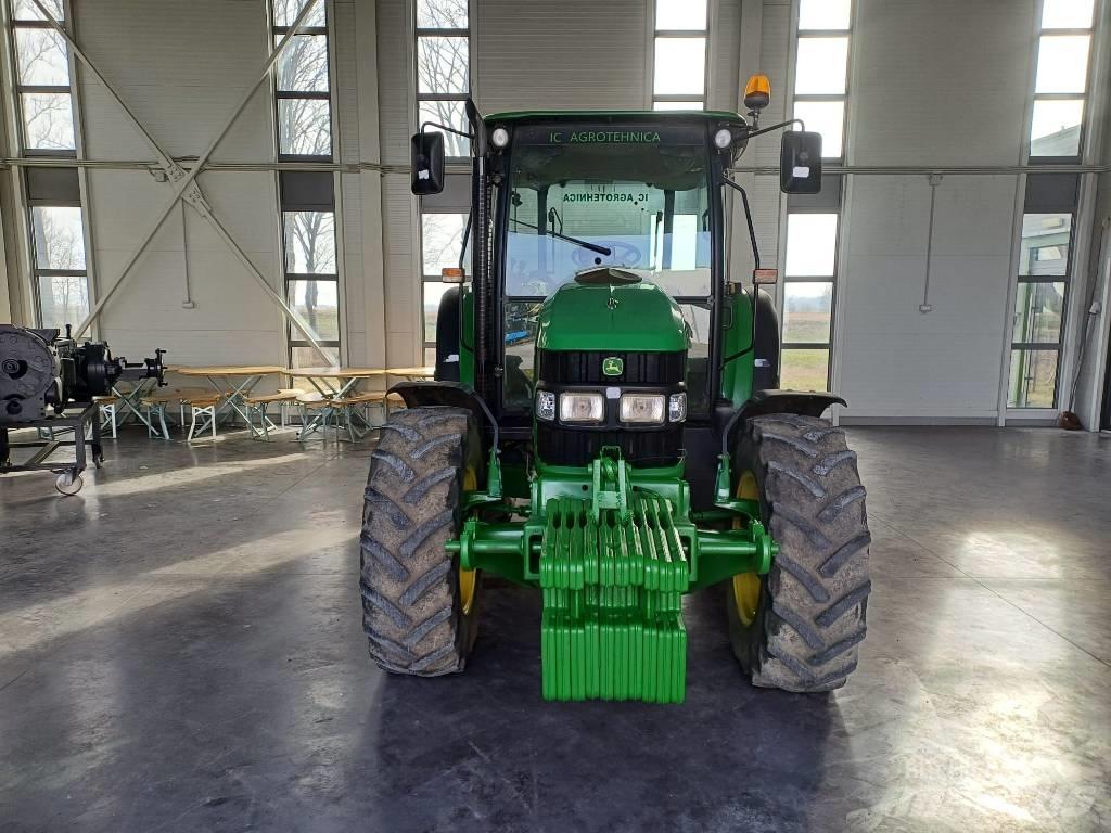 John Deere 5100 R Трактори