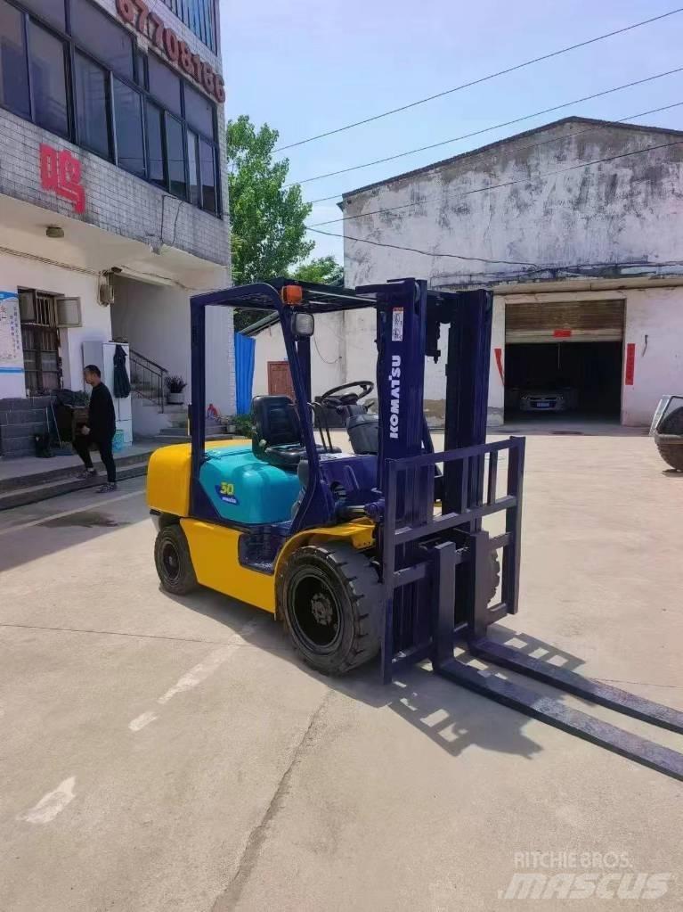 Komatsu FD 30 Дизелови камиони