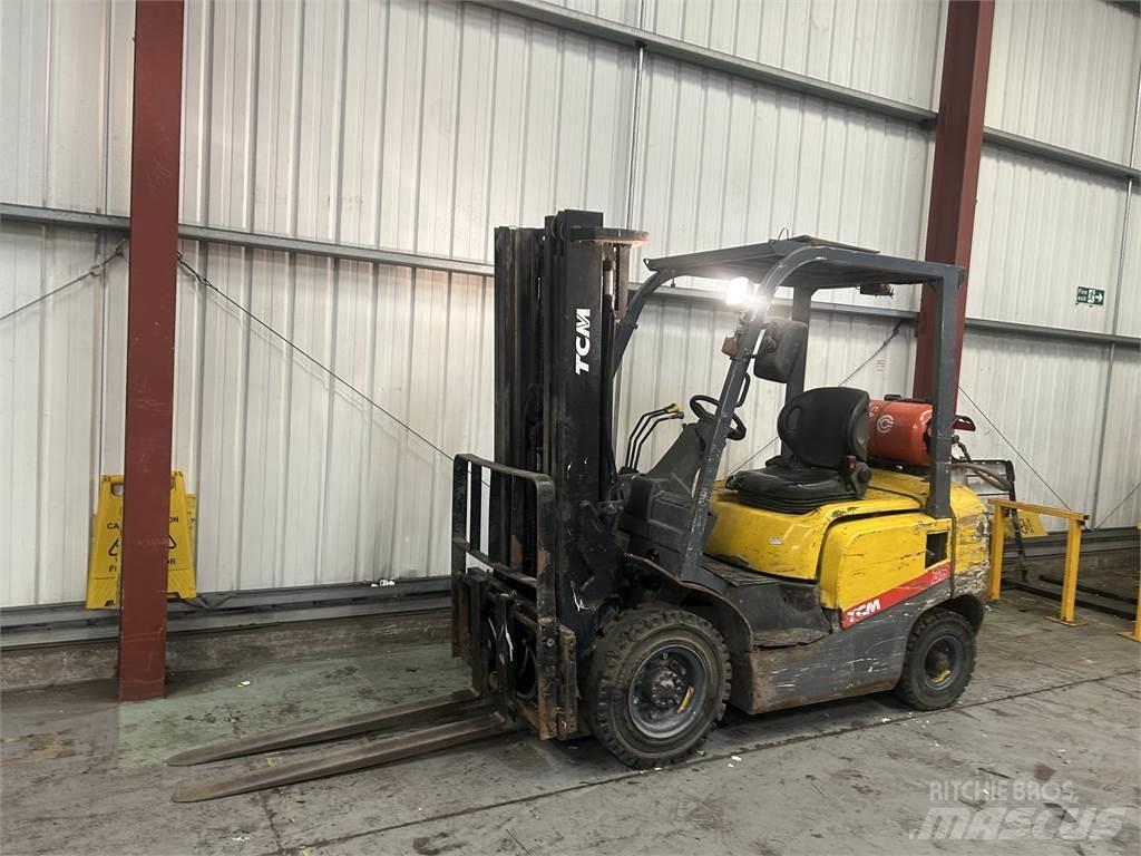 TCM FG25T3 Камиони с АГУ