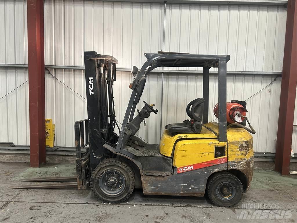 TCM FG25T3 Камиони с АГУ