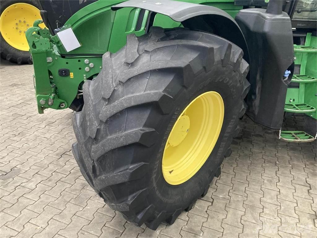 John Deere 6215R Трактори