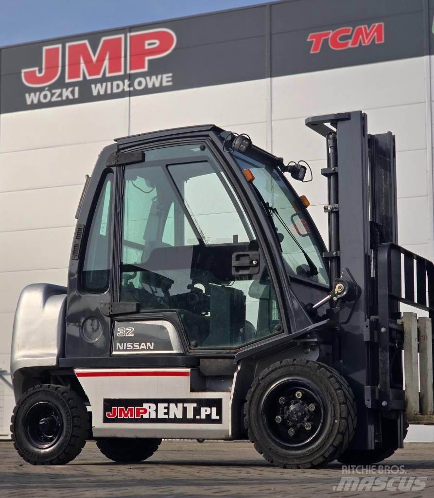 Nissan FGD02 A 32 Q Камиони с АГУ