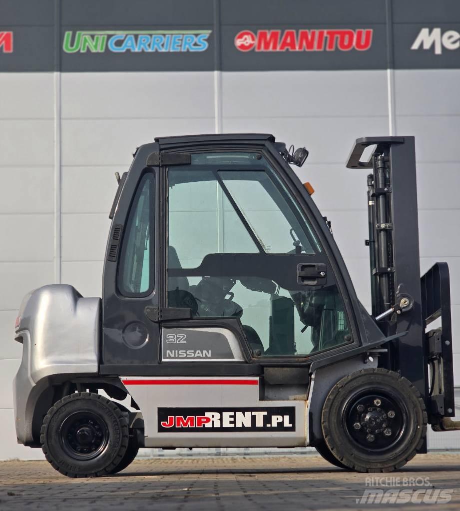 Nissan FGD02 A 32 Q Камиони с АГУ