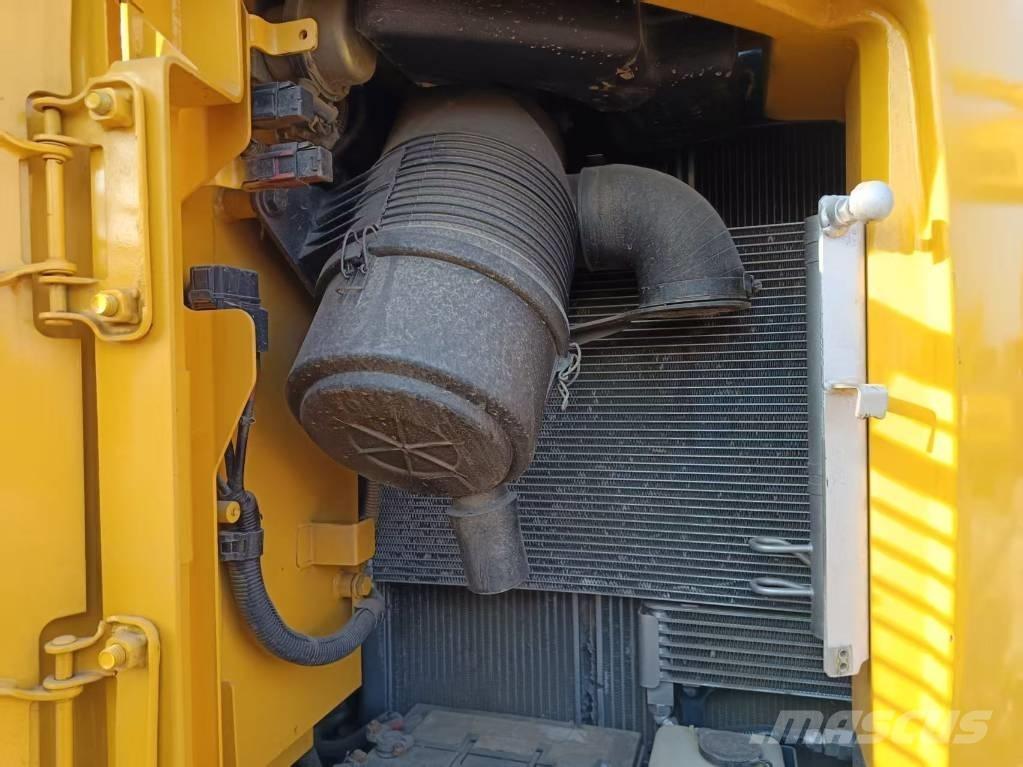 Komatsu PC138 Средни екскаватори 7т - 12т