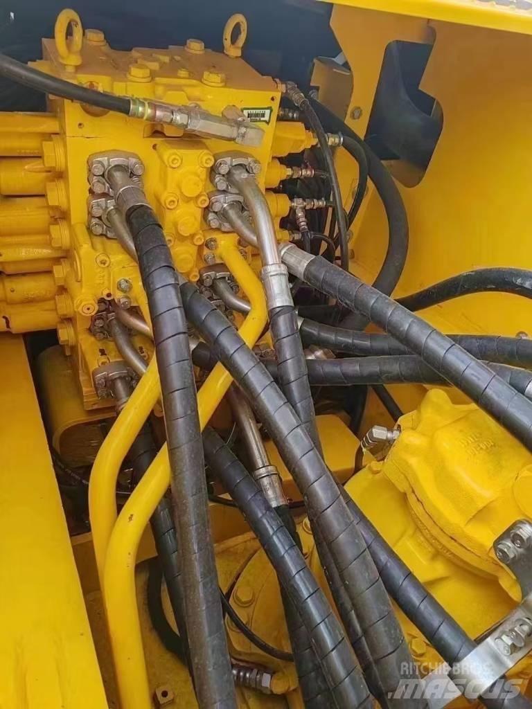 Komatsu 240LC-8 Верижен екскаватор