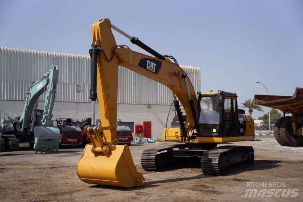 CAT 323D3 Колесни екскаватори