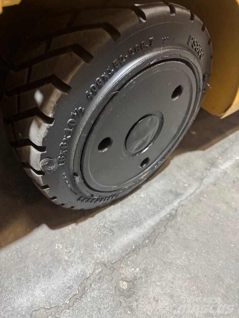CAT EC30N2 Електрически вилични кари-повдигачи