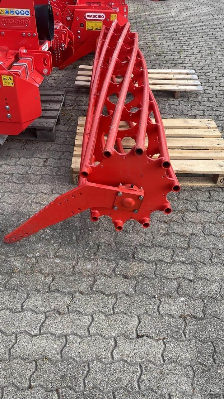 Kuhn Maxirohrwalze Теглени вибрационни валяци

