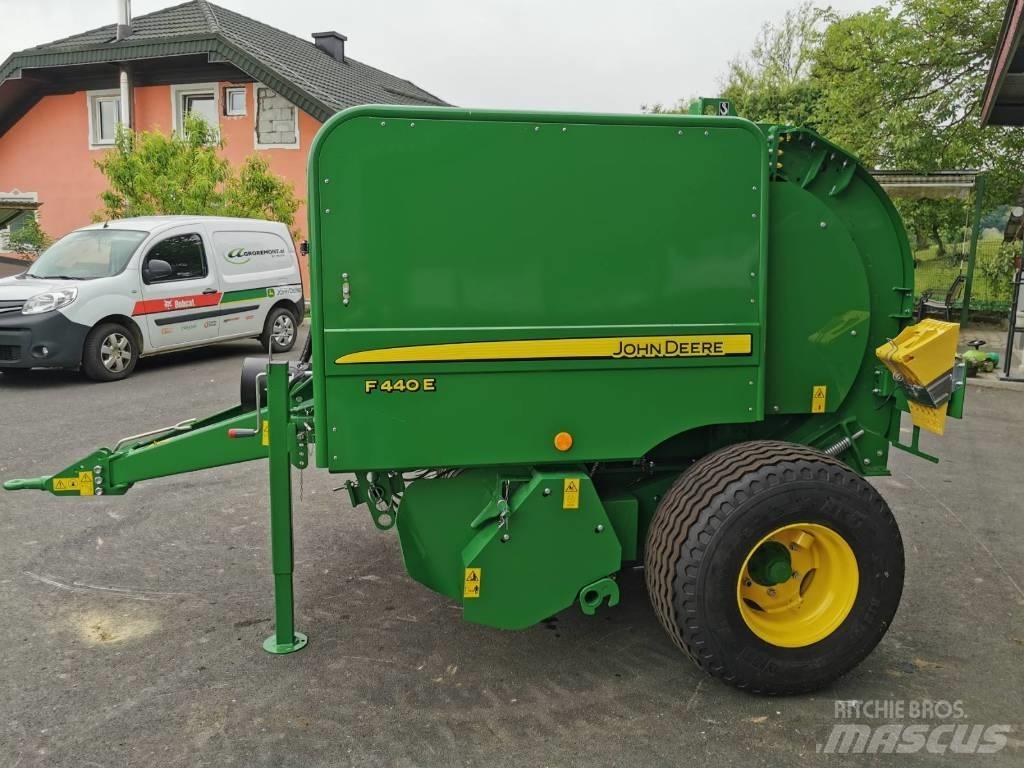 John Deere F440E Сламопреси за кръгли бали
