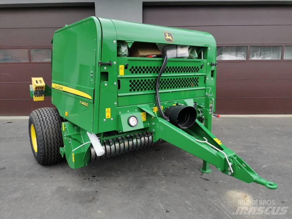 John Deere F440E Сламопреси за кръгли бали
