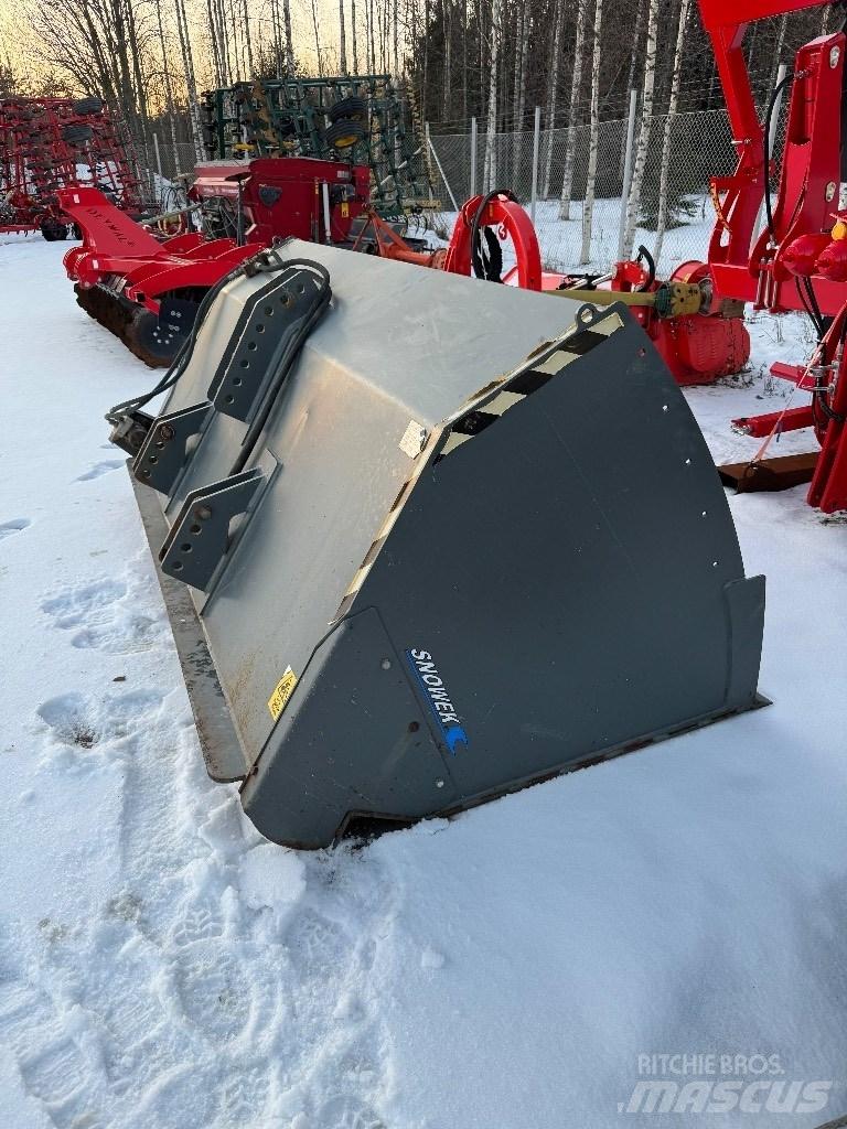Snowek S2500 Разстилачки на пясък и сол