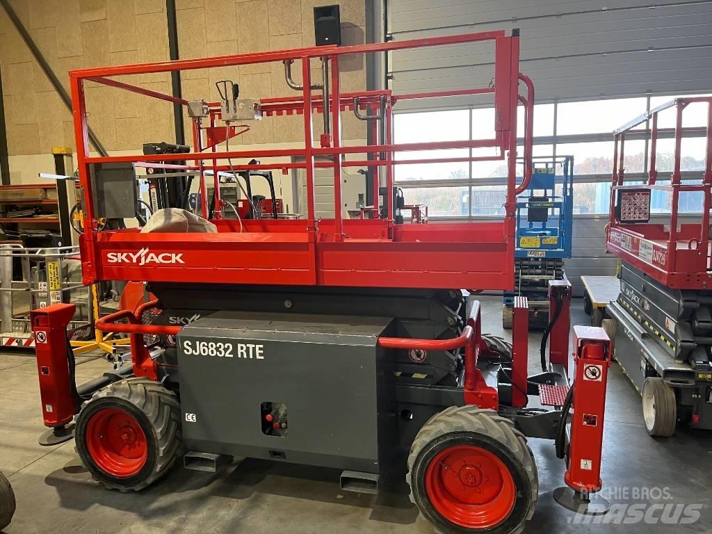 SkyJack SJ 6832 RTE Ножични работни платформи