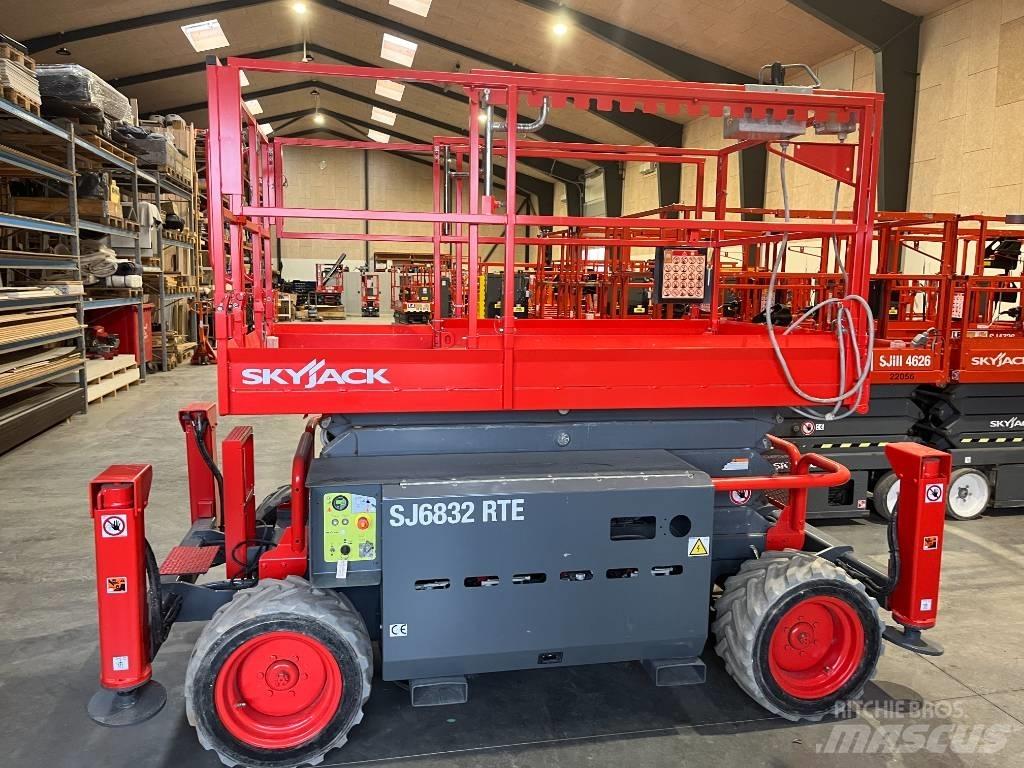 SkyJack SJ 6832 RTE Ножични работни платформи