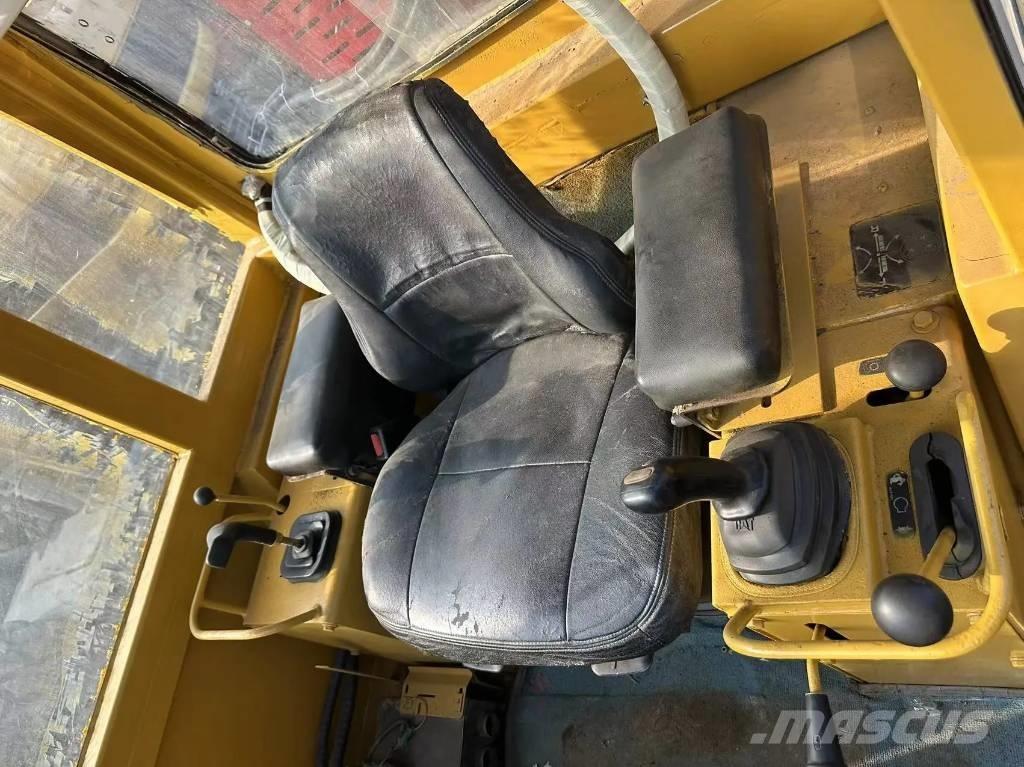 CAT D5C Верижни булдозери
