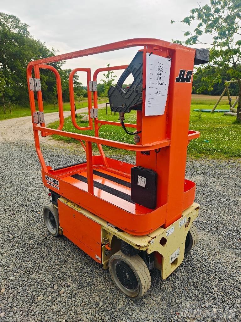 JLG 1230 ES Вертикални мачтови повдигачи
