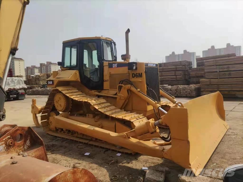 CAT D 6M Верижни булдозери
