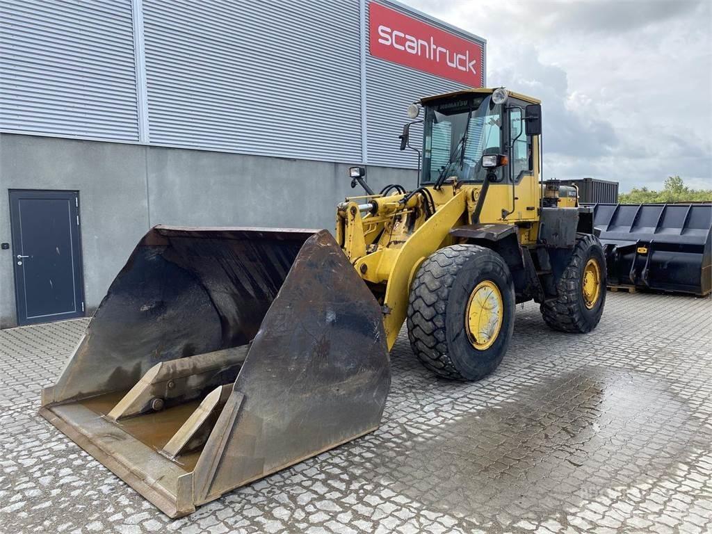 Komatsu WA270-3 Колесни товарачи