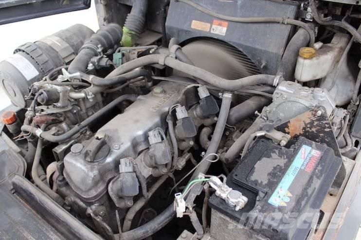 Nissan DX25LPG Камиони с АГУ