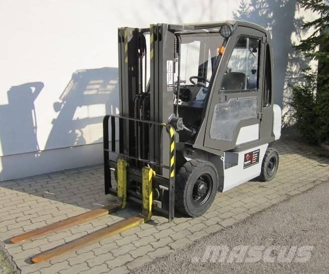 Nissan DX25LPG Камиони с АГУ