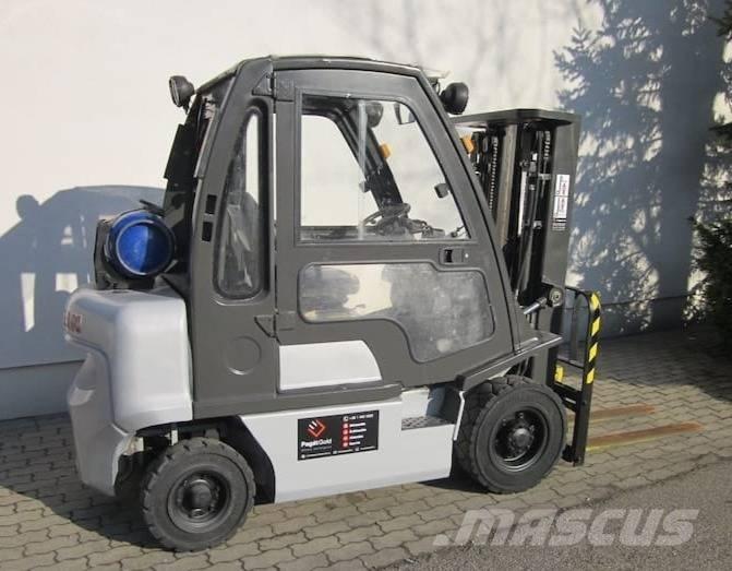 Nissan DX25LPG Камиони с АГУ