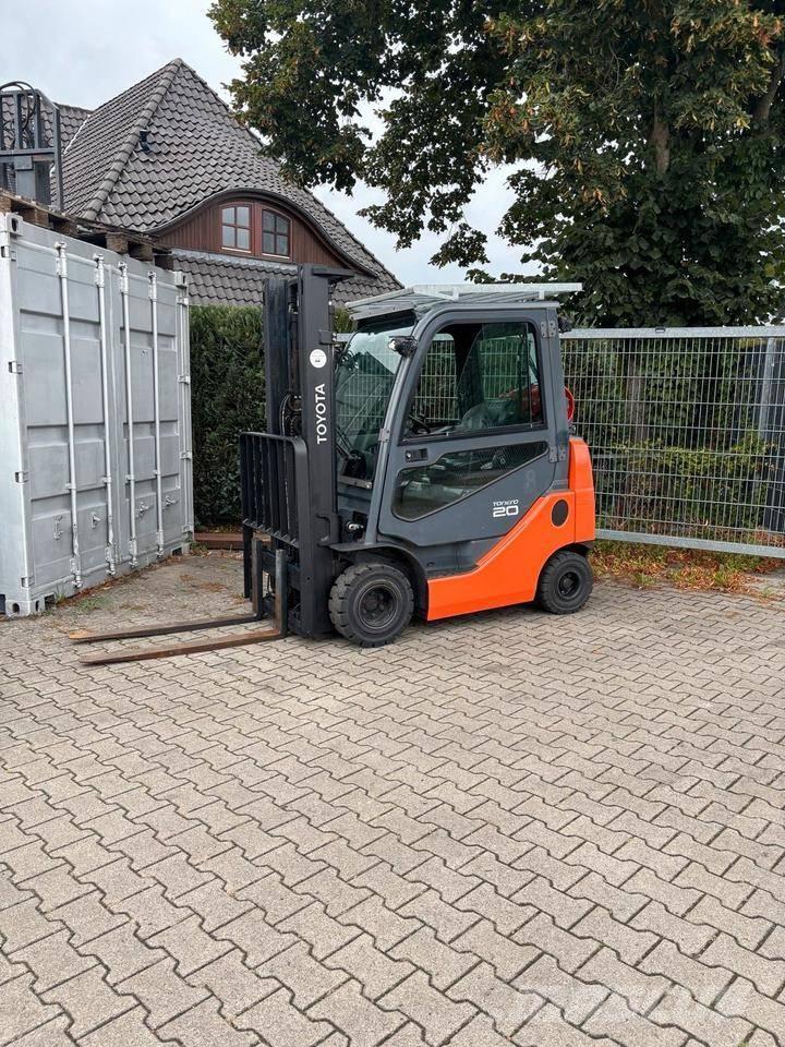 Toyota 8 FGKF 20 Камиони с АГУ