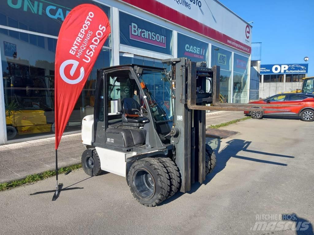 UniCarriers D32 Дизелови камиони