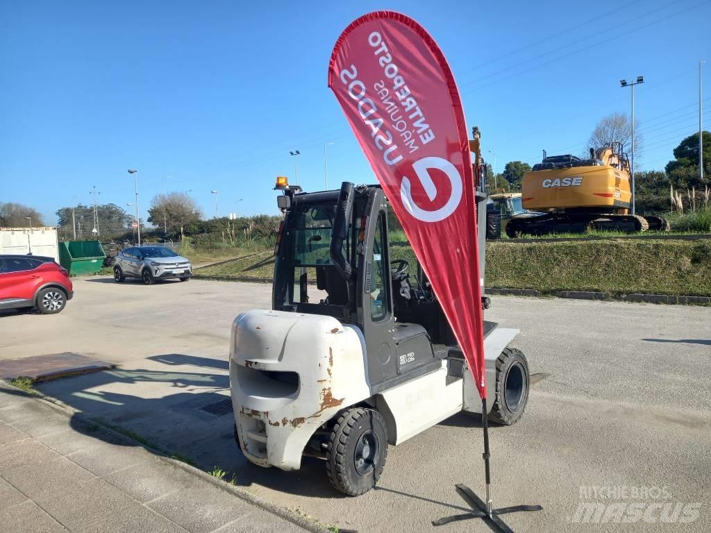 UniCarriers D32 Дизелови камиони
