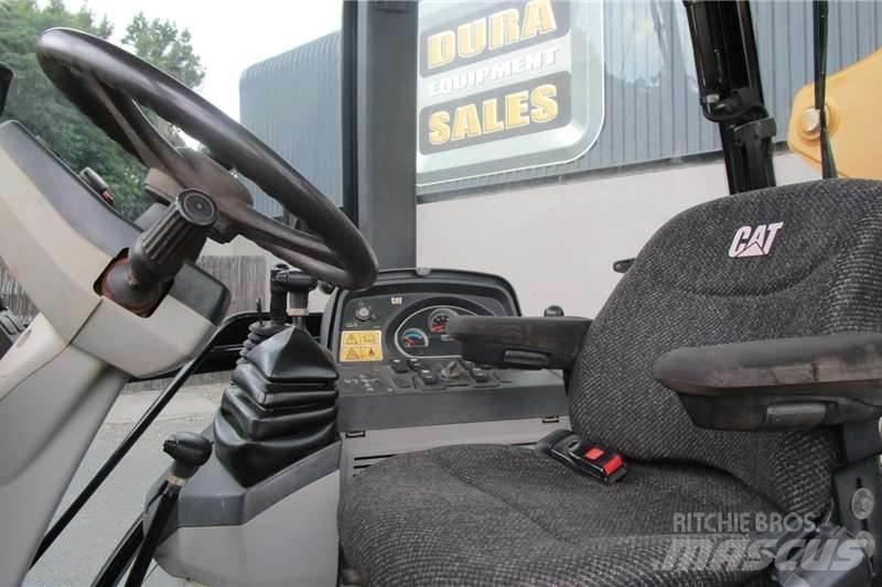 CAT 428F Товарач със заден ексватор