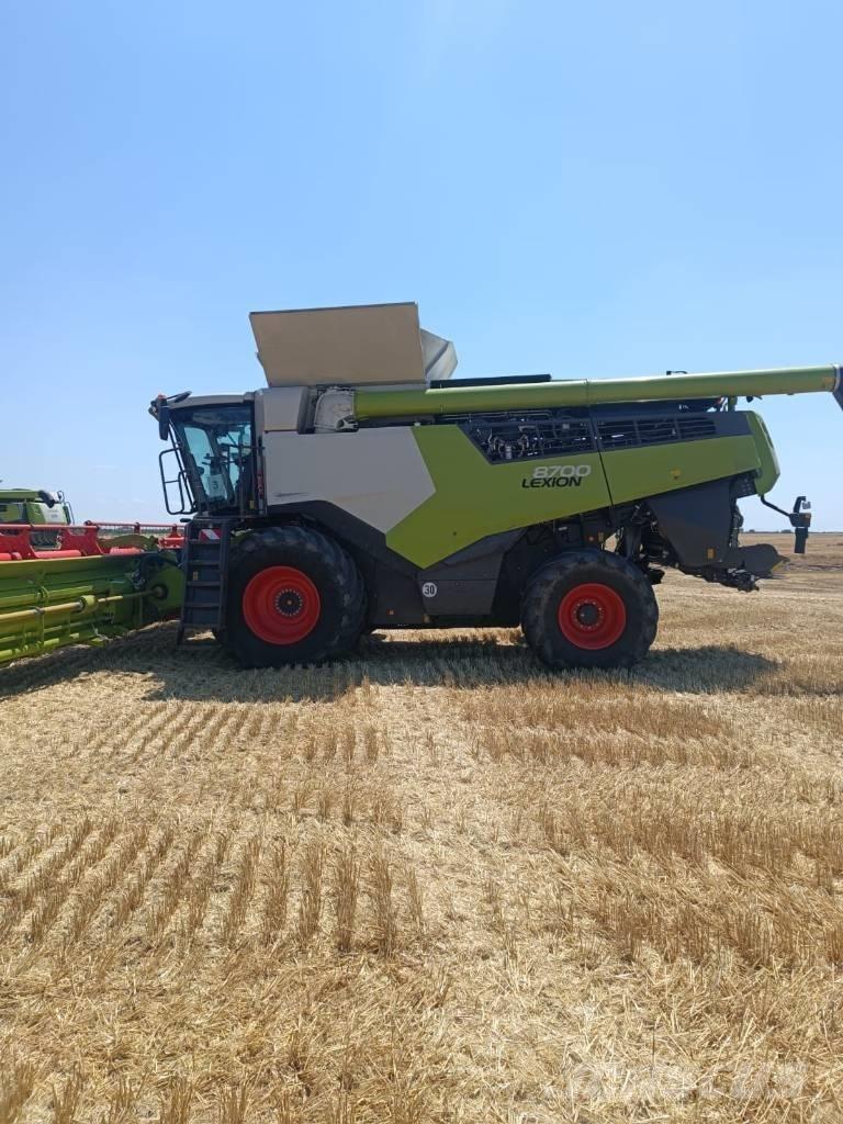 CLAAS Lexion 8700 Комбайни