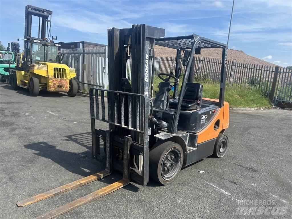 Doosan D30S-5 Дизелови камиони