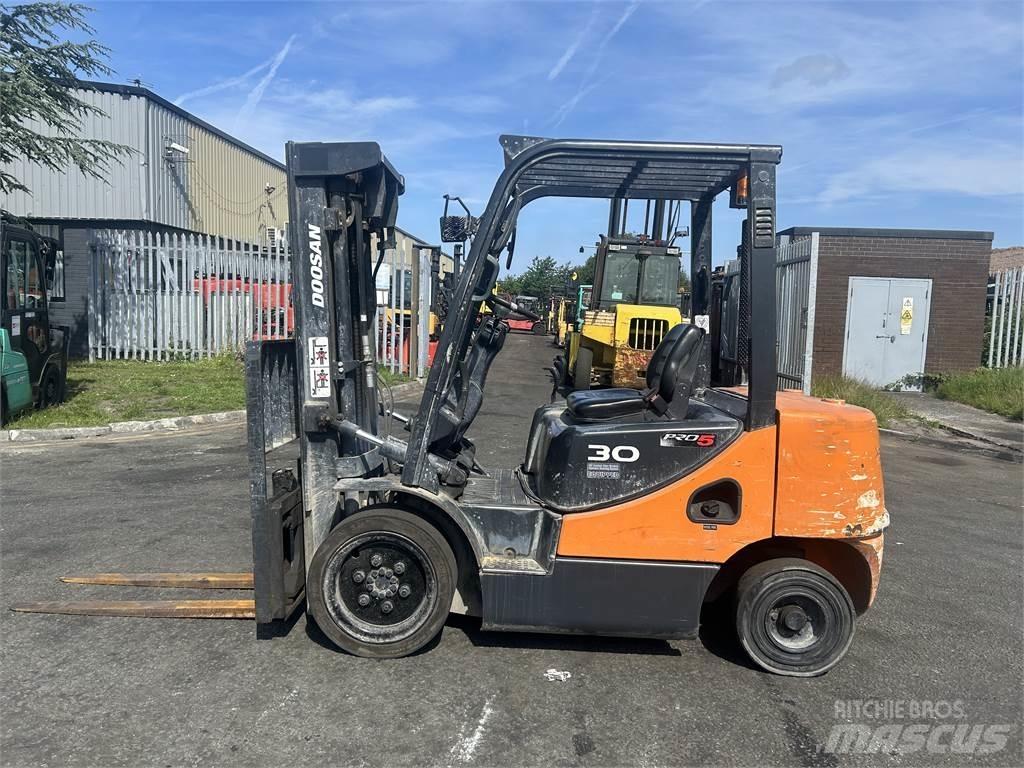 Doosan D30S-5 Дизелови камиони