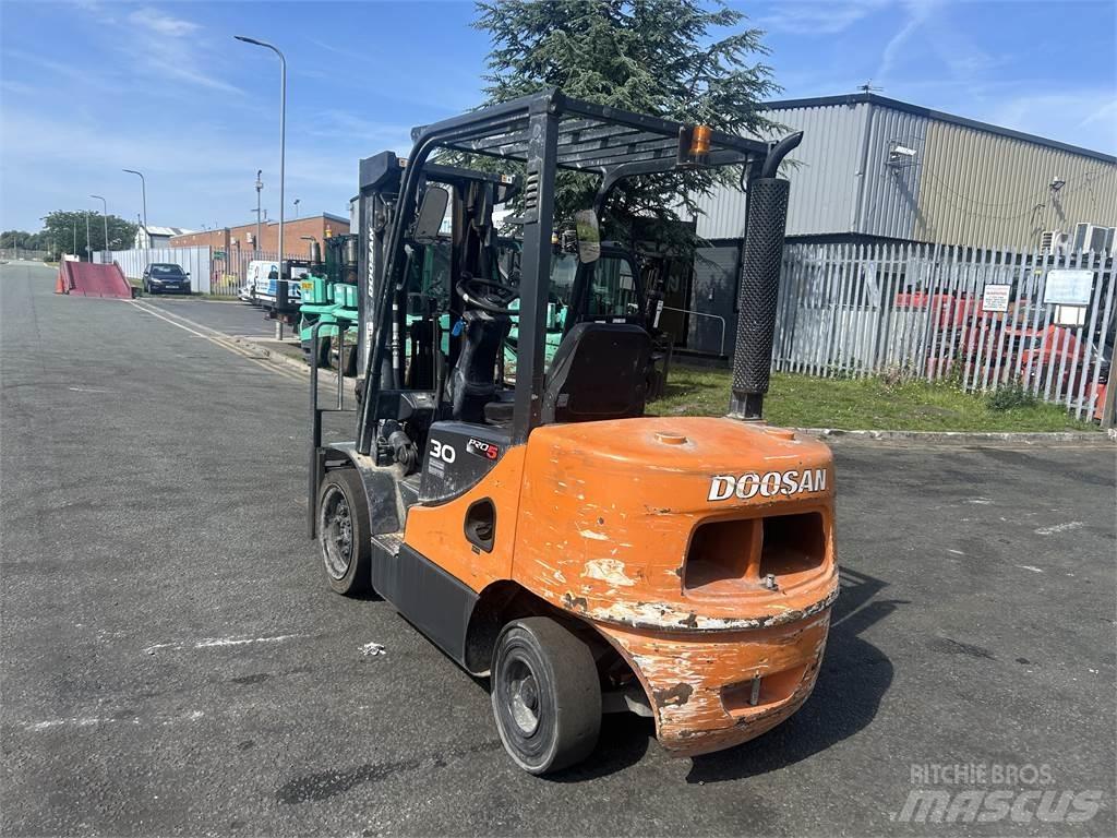 Doosan D30S-5 Дизелови камиони
