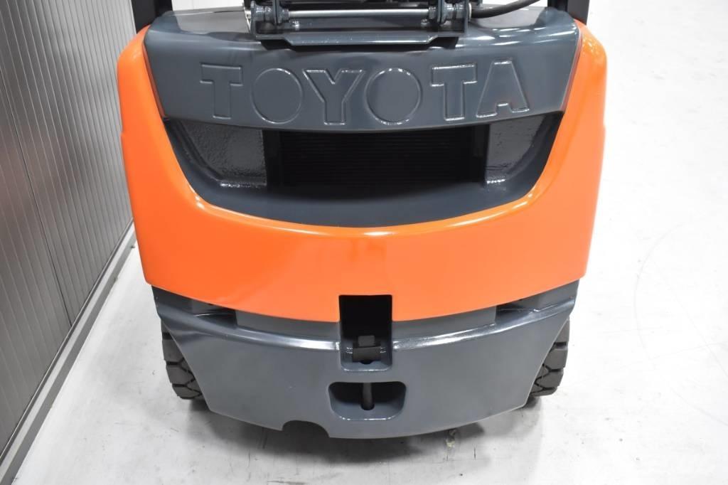Toyota 02-8FGF18 Камиони с АГУ