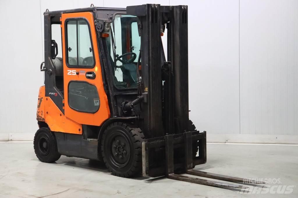 Doosan G25E-5 Камиони с АГУ