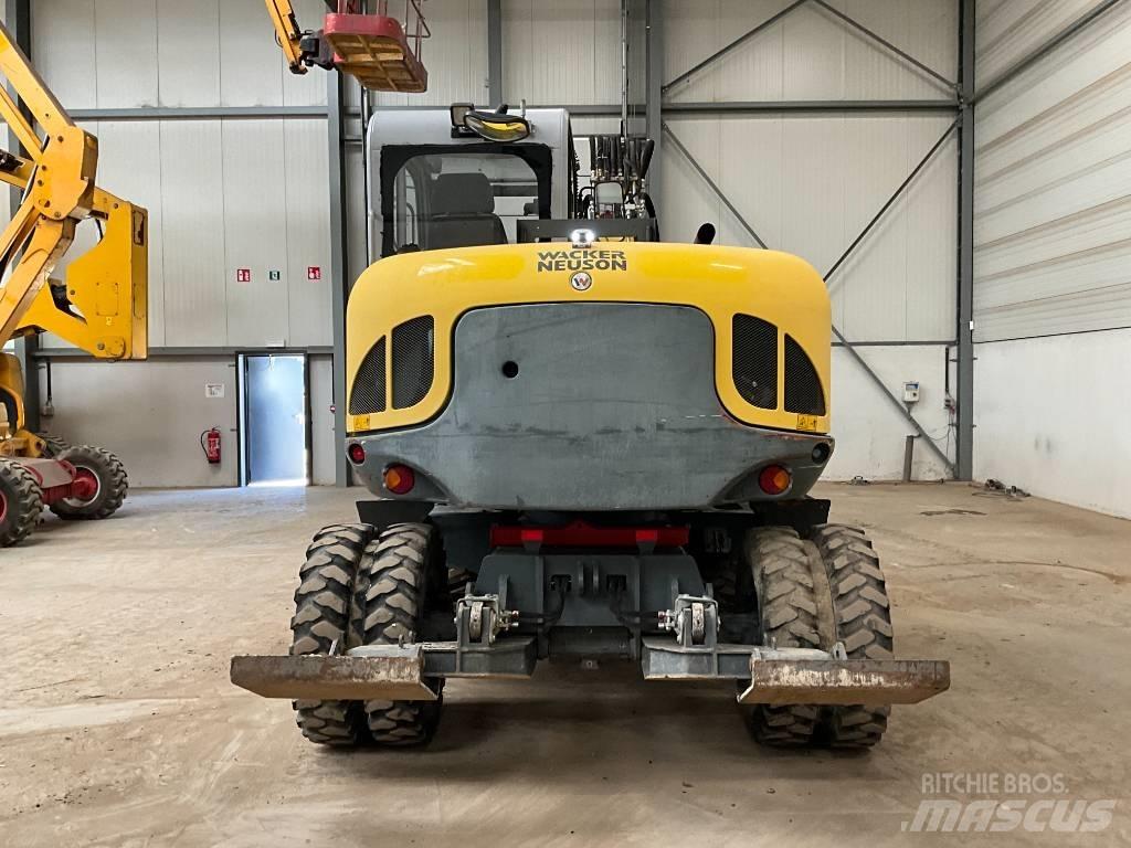 Neuson EW 100 Колесни екскаватори