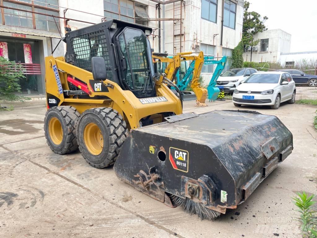 CAT 226B Мини товарачи
